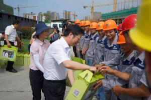 市委副書記、市長錢三雄等一行慰問奮戰(zhàn)在高溫一線建設(shè)工人